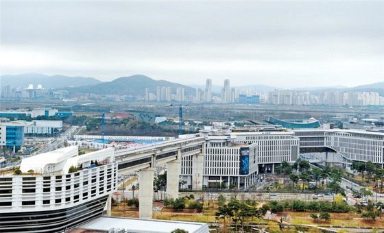 2012년 특별자치시로 출범한 세종시는 국회 분원과 대통령 제2 집무실이 들어서는 등 행정수도 역할을 하게 된다. / 사진:연합뉴스