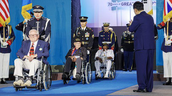 6·25 정전협정 70주년을 맞아 윤석열 대통령과 김건희 여사가 27일 부산 남구 유엔기념공원을 유엔 참전국 정부대표단과 함께 찾아 유엔군 위령탑에 헌화한 뒤 묵념하고 있다. 연합뉴스