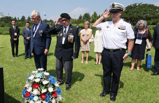 70여년 만에 부산 남구 유엔기념공원을 찾은 한국전쟁 참전용사가 전우들에게 경례를 하고 있다. 송봉근 기자