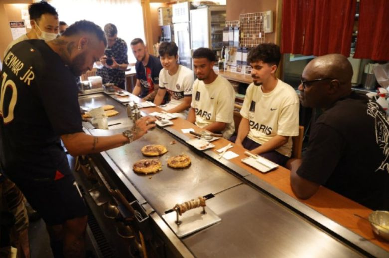 파리생제르맹 네이마르(왼쪽)가 이강인을 비롯한 동료들 앞에서 일본음식을 만들고 있다. 사진 PSG