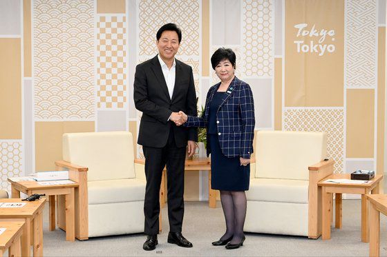 지난달 27일 일본 도쿄를 찾은 오세훈(왼쪽) 서울시장이 도쿄도청에서 고이케 유리코 도쿄도지사를 만나 기념 촬영하는 모습. 연합뉴스