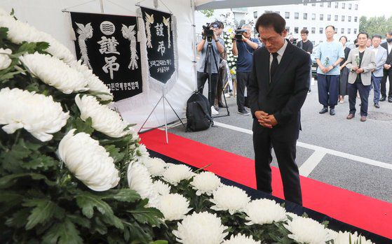 조희연 서울시교육감이 서울 종로구 서울시교육청에 마련된 서이초등학교 교사 분향소를 찾아 고인을 추모하고 있다. 뉴스1