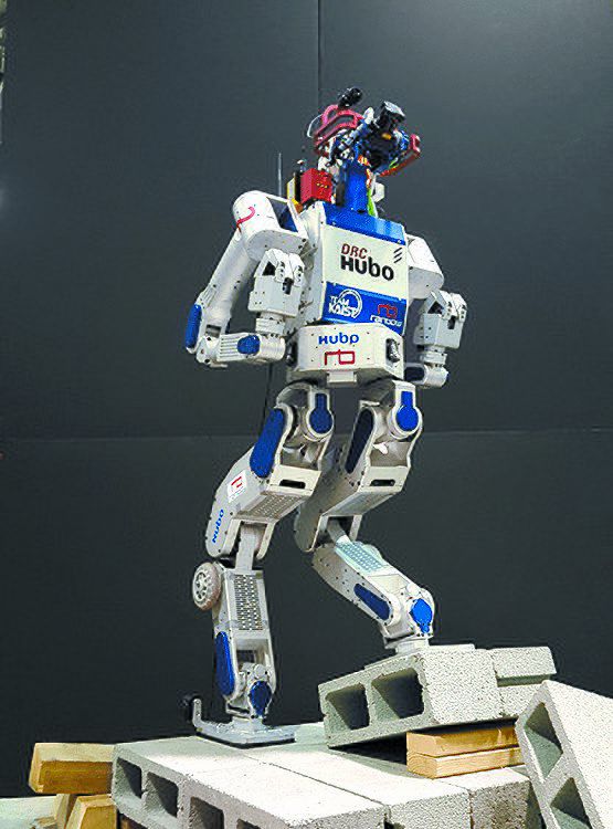 레인보우로보틱스가 제작했던 재난 구조 로봇 'DRC-휴보'. 재난 현장에서 밸브를 잠그거나 도구를 이용해 벽을 뚫고 울퉁불퉁한 길을 통과하는 등의 업무 수행이 가능하다. 레인보우로보틱스
