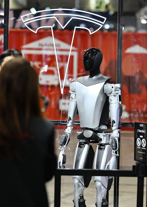 지난 3월 경기도 고양시 일산 킨텍스에서 열린 '2023 서울모빌리티쇼' 미디어데이 행사에서 테슬라 부스에 휴머노이드 로봇 '테슬라봇'이 전시되어 있다. 김종호 기자