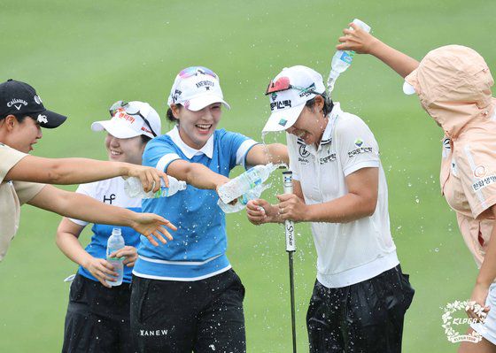박지영(오른쪽 2번째)이 지난달 에버콜라겐·더 시에나 퀸즈크라운 정상을 밟은 뒤 동료들로부터 축하를 받고 있다. 사진 KLPGA