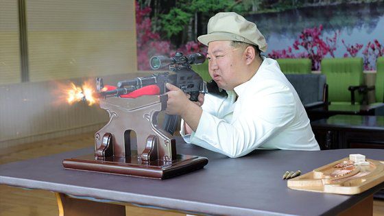 김정은 북한 국무위원장이 지난 3~5일 대구경방사포탄 생산 공장을 비롯한 중요군수공장을 현지 지도하는 와중 저격무기를 살펴보며 직접 소총을 쏴보는 사진. 노동신문. 뉴스1.