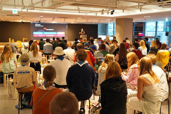 11일 경기도 성남시 카카오 판교아지트에 방문한 잼버리 대원들이 이미지 생성 AI ‘칼로’ 시연 프로그램을 관람하고 있다. 사진 카카오