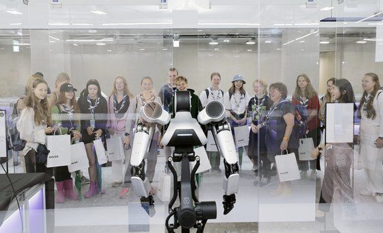 네이버는 핀란드, 리히텐슈타인, 스위스, 필리핀 등 잼버리 대표단 약 200여명이 지난 10일 로봇친화형 빌딩인 네이버 제2사옥 1784를 방문했다고 밝혔다. 잼버리 대원들이 양팔로봇 '엠비덱스'를 보고 있다. 사진 네이버