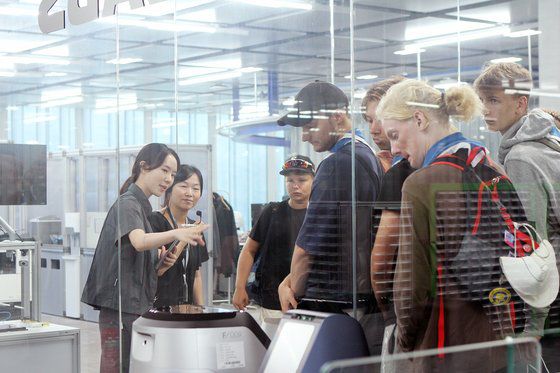 네이버는 핀란드, 리히텐슈타인, 스위스, 필리핀 등 잼버리 대표단 약 200여명이 지난 10일 로봇친화형 빌딩인 네이버 제2사옥 1784를 방문했다고 밝혔다. 잼버리 대원들이 자율주행 서비스 로봇 '루키'를 보고 있다. 사진 네이버