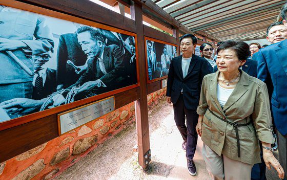 박근혜 전 대통령이 15일 오전 경북 구미시 상모동 박정희대통령 역사자료관을 찾아 전시실을 둘러보고 있다. 연합뉴스