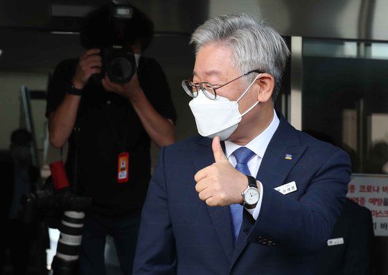 공직선거법상 허위사실 공포 혐의에 대해 대법원의 무죄취지의 파기환송 결정이 내려진 지난 2020년 7월 16일 이재명 당시 경기도지사가 수원시 경기도청 본관 로비에서 입장 발표를 한 뒤 지지자들을 향해 엄지를 들어보이고 있다. 김상선 기자