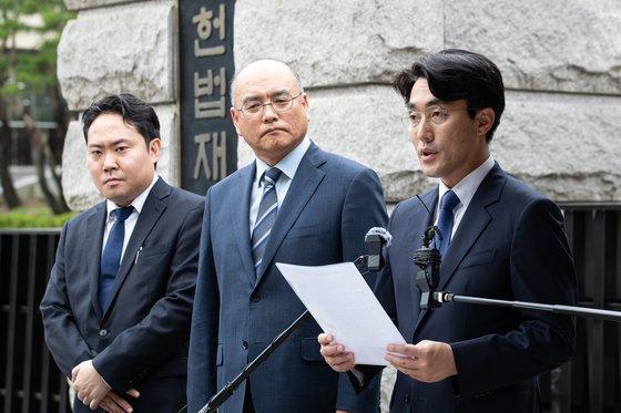 KBS측 소송대리인 이종훈 법무법인 LKB앤파트너스 대표변호사가 지난 6월 21일 서울 종로구 헌법재판소 앞에서 '수신료 분리징수' 방송법 시행령 개정절차 진행정지 가처분 신청을 마친 후 법리근거를 밝히고 있다. 가운데는 김덕재 KBS 부사장. 뉴스1