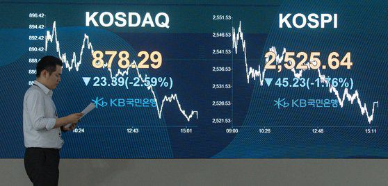 16일 오후 서울 여의도 KB국민은행 스마트딜링룸 전광판에 코스피 지수가 전 거래일 대비 1.76% 하락한 2,525.64를 나타내고 있다. 뉴스1