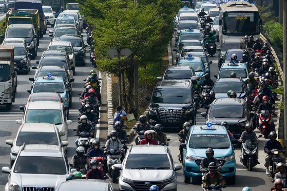 21일 자카르타의 오전 러시아워에 교통체증이 목격됐다. 이 날은 지방 정부가 대기 오염을 줄이기 위해 직원의 50%를 대상으로 원격 근무 계획을 시작한 첫날이다. AFP=연합뉴스
