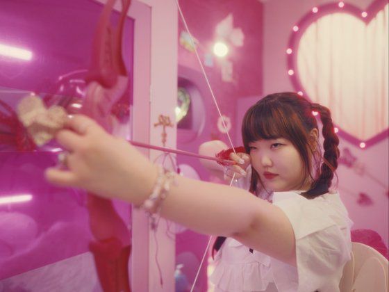 타이틀곡 '러브 리'에 대해 이수현은 "10년 전 '200%'처럼 기분 좋게 부를 수 있는 음악을 하고 싶었다"고 밝혔다. 이찬혁은 "'200%'의 2탄이라는 것이 가장 쉬운 설명일 것 같다"고 했다. [사진 YG엔터테인먼트]