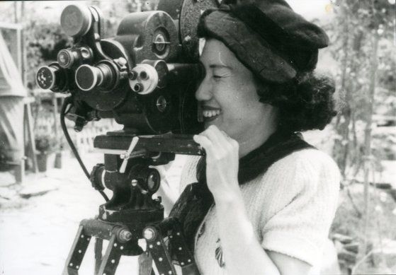 영화 '여판사'로 데뷔한 한국 두번째 여성 감독 홍은원. 영화계 입문 경력은 박남옥 감독을 앞선다. 박남옥 감독과 동료이자 절친한 친구로 알려져있다. 사진 한국영상자료원