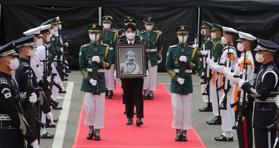 2021년 8월 18일 오전 국립대전현충원에서 열린 홍범도 장군 유해 안장식에서 의장대가 홍범도 장군의 영정과 유해를 들고 입장하고 있다. 중앙포토