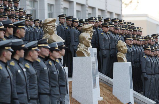 2018년 3월 1일 서울 육군사관학교에서 열린 독립전쟁 영웅 5인 흉상 제막식에서 사관생도와 참석자들이 기념사진을 찍고 있다.    육사는 독립전쟁에 일생을 바친 홍범도, 김좌진, 지청천, 이범석 장군, 그리고 신흥무관학교를 설립한 이회영 선생의 흉상을 탄피 300kg을 녹여 제작했다. 연합뉴스