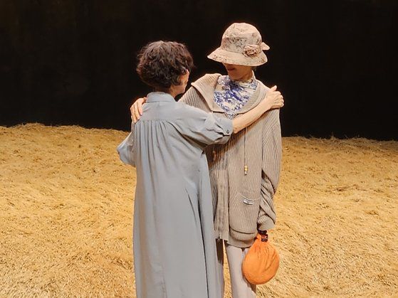 30일 서울 강서구 LG아트센터 서울에서 열린 연극 '토카타'의 공연이 끝난 뒤 무대에 오른 윤석화(오른쪽)가 손숙에게 인사를 건네고 있다. 연합뉴스