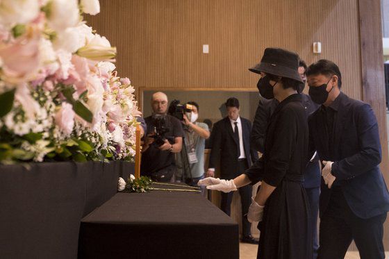 4일 오후 대구시교육청 앞 분수광장에서 열린 서울서이초 사망 교사 49재 추모집회에 참석한 동료 교사들이 교육권 보장을 촉구하고 있다. 뉴스1