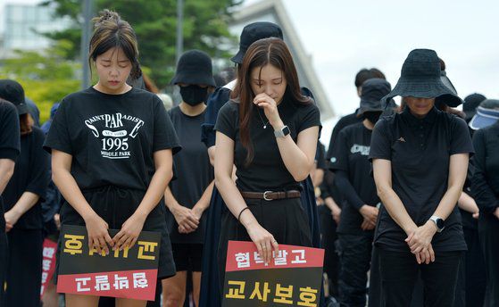 4일 광주 동구 옛 전남도청 앞 5·18민주광장에서 열린 '서이초 교사 49재 광주 추모의 날 ' 집회에서 교사들이 피켓을 들고 교권보호를 촉구하고 있다. 뉴스1