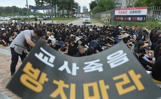 지난 4일 오후 정부세종청사 교육부 앞에서 열린 ‘공교육 멈춤의 날’ 행사에서 참석한 교사들이 추모제를 열고 있다. 프리랜서 김성태