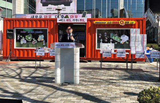 박강수 마포구청장이 재활용 중간 처리장인 ‘소각제로 가게’를 소개하고 있다. 문희철 기자