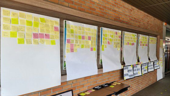 지난 5일 극단적 선택을 한 뒤 이틀 뒤인 7일 숨진 초등학교 교사 A씨가 근무했던 대전의 한 초등학교에 분향소가 설치돼 있다. 신진호 기자