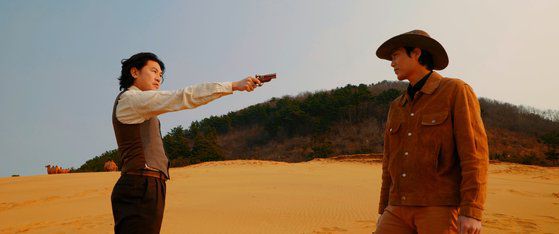 인천에서 촬영한 패러디 영화 ‘잔고: 분노의 적자’가 ‘세숫대야냉면 웨스턴’이란 호응 속에 13일 개봉한다. [사진 영화사 그램]