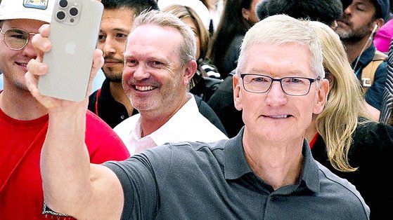 팀 쿡 애플 최고경영자(CEO)가 12일(현지시간) 미국 캘리포니아주 쿠퍼티노에 있는 애플 본사에서 새 아이폰 15 프로를 들어 보이고 있다. 로이터=연합뉴스