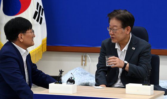 단식 14일째인 더불어민주당 이재명 대표가 13일 국회 사무실에서 노영민 전 대통령 비서실장을 만나고 있다. 연합뉴스