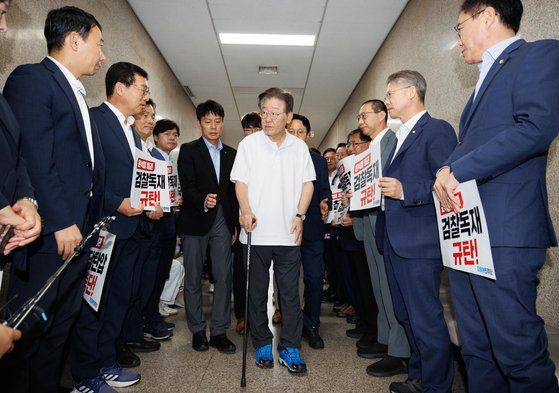 김영삼 전신민당총재가 83년 5월 광주민주화운동 3주년을 맞아 정권에 대한 항의의 표시로 23일간 단식투쟁중 친인들이 문병을 온 모습. 중앙포토