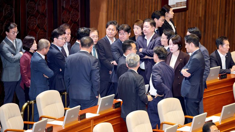 20일 오후 국회 본회의에서 이재명 체포동의안 가결선포직전 본회의장 뒤에 모여있던 민주당 의원들이 침통한 표정을 짓고 있다. 강정현 기자