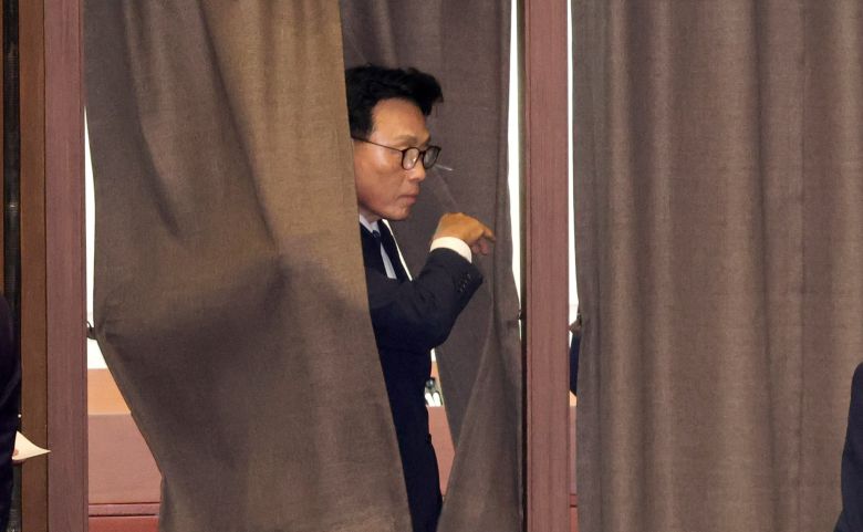 박광온 더불어민주당 원내대표가 21일 국회 본회의장에서 투표하고 있다. 강정현 기자