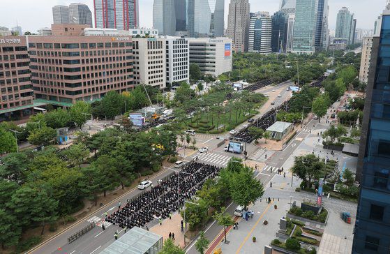 16일 서울 영등포구 여의도공원 교차로 일대에서 열린 공교육 회복을 위한 국회 입법 촉구 집회에서 교사들이 자리하고 있다. 연합뉴스