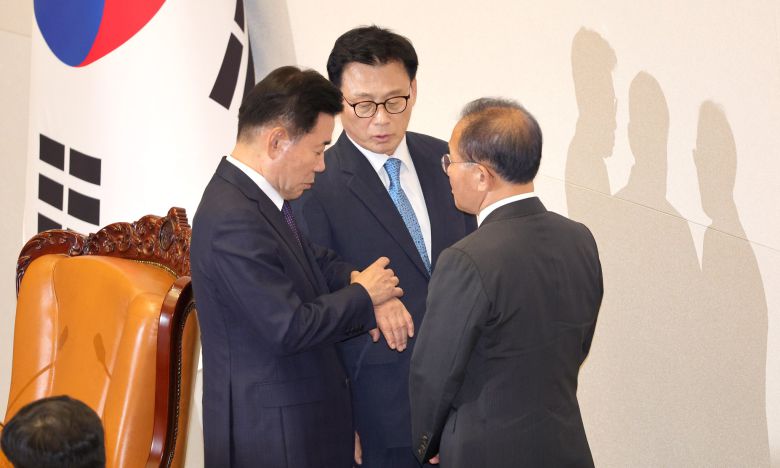 20일 오후 국회 본회의에서 한동훈 법무부 장관의 체포동의안 제안설명이 길어지자 더불어민주당이 강하게 항의하면서 김진표 국회의장이 양당 원내대표를 불러 상의하고 있다. 강정현 기자