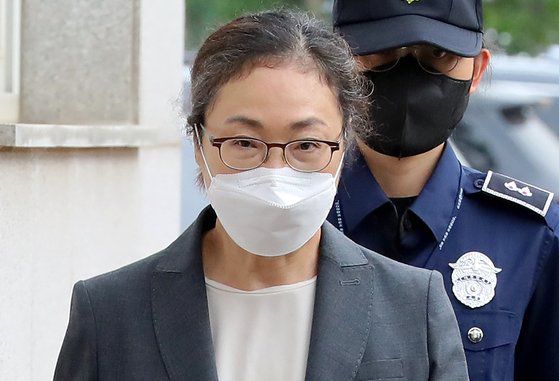 이태원 참사 부실대응 혐의로 구속 기소된 박희영 용산구청장이 지난 6월 7일 서울 구로구 서울남부구치소에서 보석으로 석방돼 나오고 있다. 뉴스1