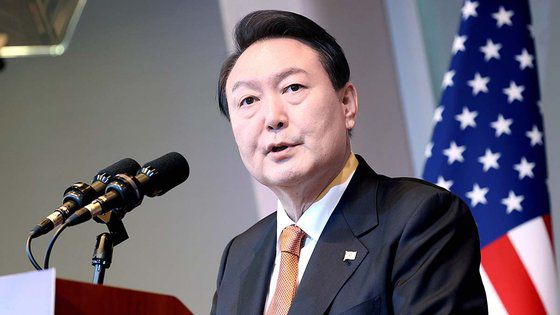 유엔총회 참석차 미국을 방문 중인 윤석열 대통령이 지난 19일(현지시간) 뉴욕에서 토마스 바흐 국제올림픽위원회(IOC) 위원장을 접견하며 기념촬영을 하고 있다. 뉴스1