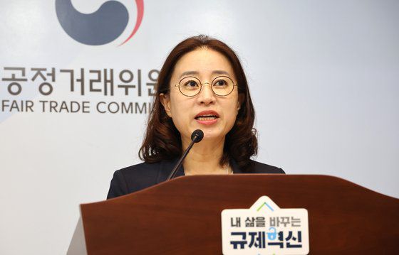 구성림 공정거래위원회 지식산업감시과장이 지난 22일 세종시 정부세종청사에서 (주)카카오엔터테인먼트가 웹소설 공모전을 진행하면서 거래상 우월적 지위를 이용해 당선작가들과 2차적 저작물 작성권을 제한하는 불공정 계약 체결 행위에 대해 시정명령과 함께 과징금 5억 4천만원을 부과하기로 결정했다며 관련 내용을 설명하고 있다. 연합뉴스