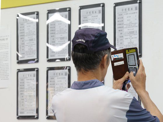 한 시민이 6월 19일 서울 마포구 서울서부고용복지플러스센터에 게시된 일자리 정보를 살펴보고 있다. 연합뉴스