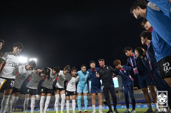 여자축구대표팀이 필리핀과의 항저우 아시안게임 본선 조별리그 E조 2차전에서 5-1 대승을 거뒀다. 경기에 앞서 선전을 다짐하는 여자축구대표팀. 사진 대한축구협회