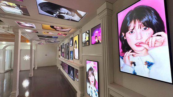 지난 7월부터 한 달 동안 서울 성동구 갤러리아 포레 더 서울라이티움에서 열린 아이유 데뷔 15주년 미디어아트 전시 '순간,(Moment,)'. 사진 EDAM엔터테인먼트.
