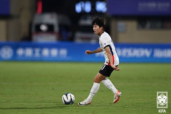 여자축구대표팀이 필리핀과의 항저우 아시안게임 본선 조별리그 E조 2차전에서 5-1 대승을 거뒀다. 지소연은 개인 통산 150번째 A매치에서 페널티킥으로 69호골을 기록했다. 사진 대한축구협회