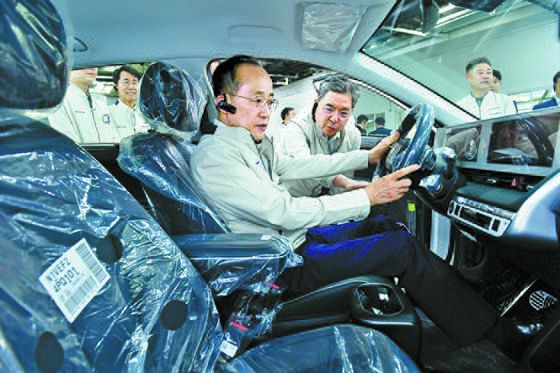 추경호 부총리 겸 기획재정부 장관이 지난 5월 현대차 울산공장을 방문해 전기차 생산·수출 현장을 점검하고 자동차 및 부품업계 관계자들과 간담회를 가졌다. 아이오닉 5 생산 라인을 둘러보고 있는 추경호 부총리 겸 기획재정부 장관(가운데)과 장재훈 현대차 사장(오른쪽에서 첫번째). 사진 현대차그룹