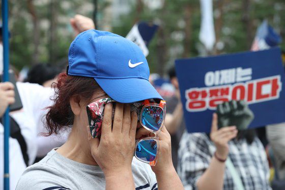 이재명 더불어민주당 대표의 지지자들이 21일 오후 서울 여의도 국회 앞에서 이 대표의 체포동의안 가결 소식에 슬퍼하고 있다. 뉴스1