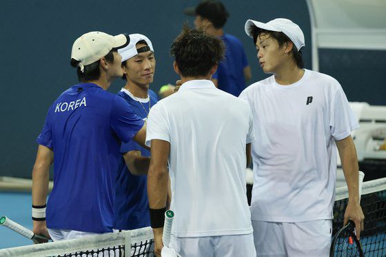 27일 항저우 올림픽 스포츠센터에서 열린 제19회 항저우 아시안게임 테니스 남자 복식 준준결승 한국 권순우-홍성찬 조와 일본 하자와 신지-우에스기 가이토 조의 경기에서 한국이 승리한 뒤 선수들이 악수하고 있다. 연합뉴스