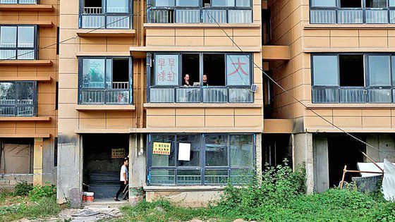 콘크리트 벽이 그대로 보이는 미완공 주택을 인테리어해서 사는 중국 MZ세대들. 사진 샤오홍슈 캡처