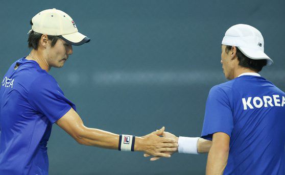 27일 항저우 올림픽 스포츠센터에서 열린 제19회 항저우 아시안게임 테니스 남자 복식 준준결승 한국 권순우-홍성찬 조와 일본 하자와 신지-우에스기 가이토 조의 경기에서 권순우와 홍성찬이 하이파이브하고 있다. 연합뉴스