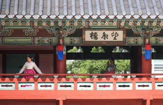 추석 연휴를 하루 앞둔 27일 오후 제주시 삼도2동 관덕정 목관아지를 찾은 외국인 관광객들이 우리나라 전통 의상인 한복을 차려입고 즐거운 시간을 보내고 있다. 뉴시스