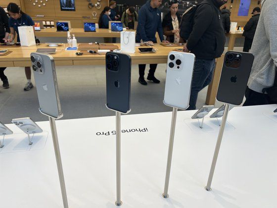미국 캘리포니아주 샌프란시스코 애플스토어에 신형 아이폰 15 프로가 전시되어 있다. 이희권 기자
